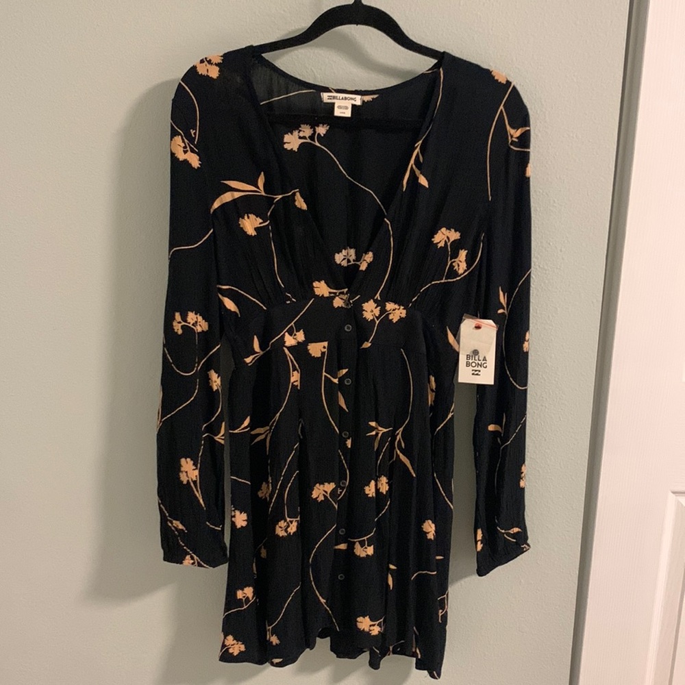 New Billabong sundress. Button closure all the way down. Nursing friendly.